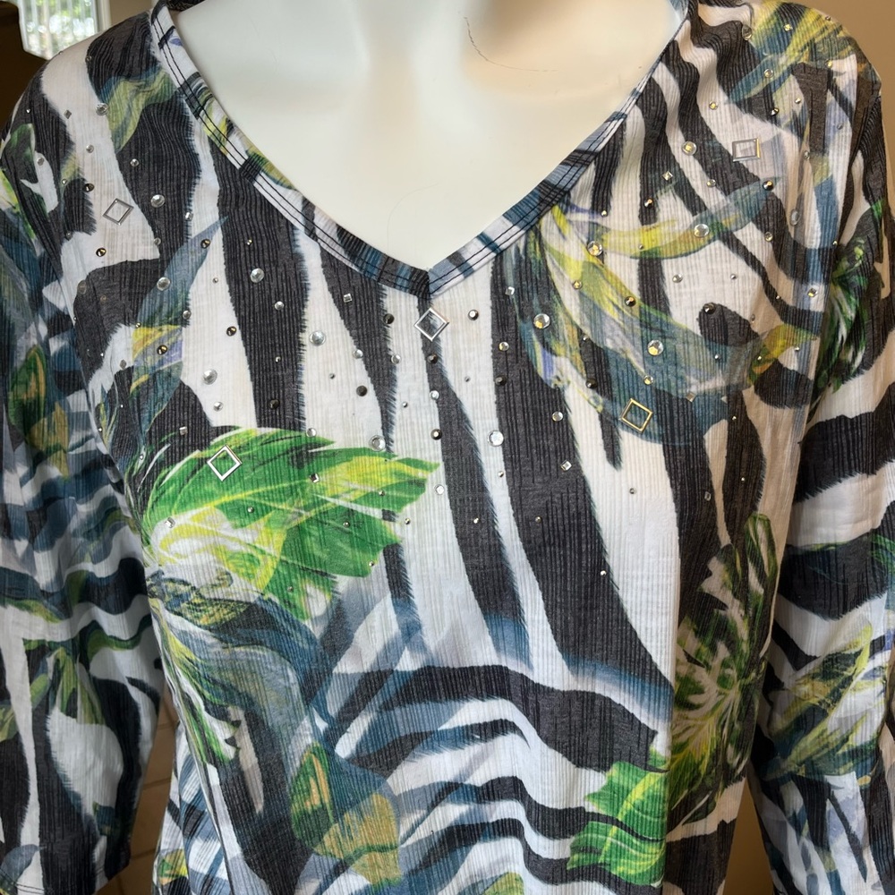 Onque Casuals Women's Tropical Print Top - Green and Black - Picture 6 of 7